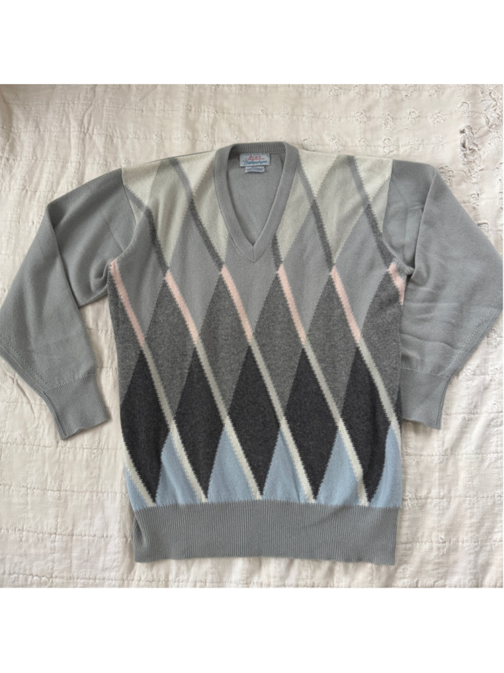 Vintage Ballantyne gray V-neck argyle sweater W/ diamond pattern • 100% Cashmere